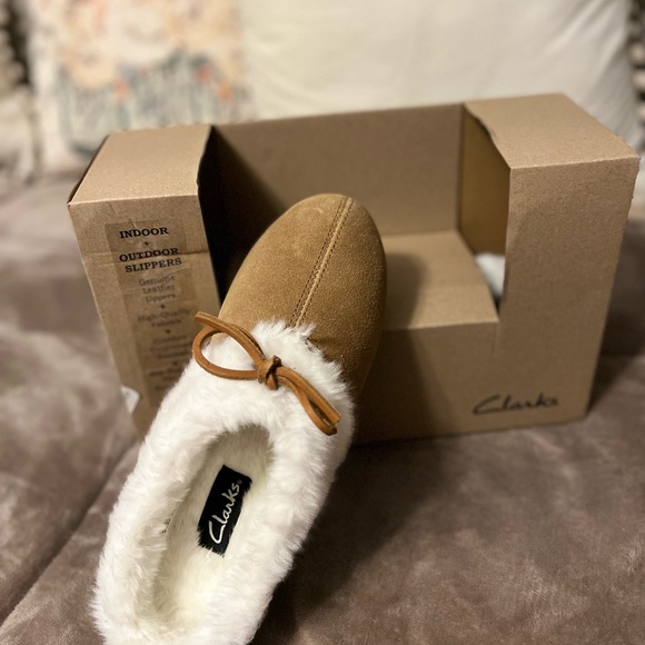 New Suede Fur-Lined Clarks Slippers Womens Size 8 - Picture 3 of 5